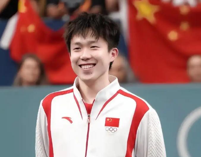 交通违法，王楚钦被处罚？警方回应，谁注意王楚钦的举动