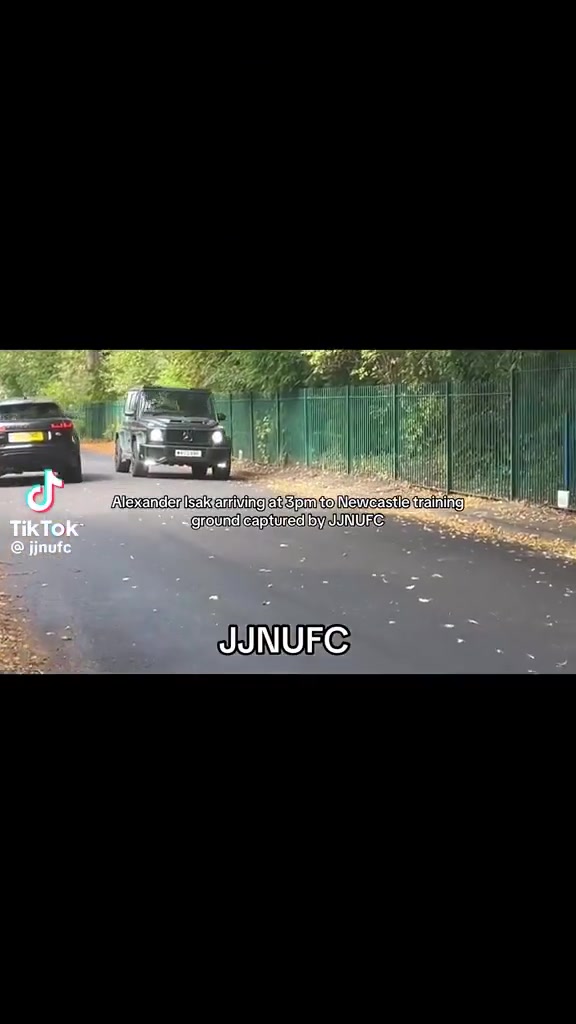 HTH Sports-纽卡小球迷追逐伊萨克座驾，高呼老鼠并勒令其离开