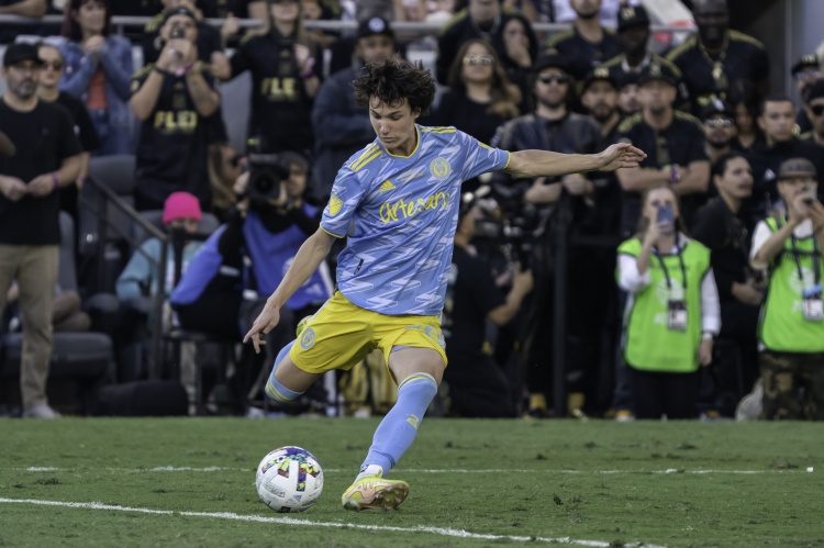 体育赛事-美国中场新星亚伦森以21岁之龄完成转会，正式加盟科罗拉多急流队