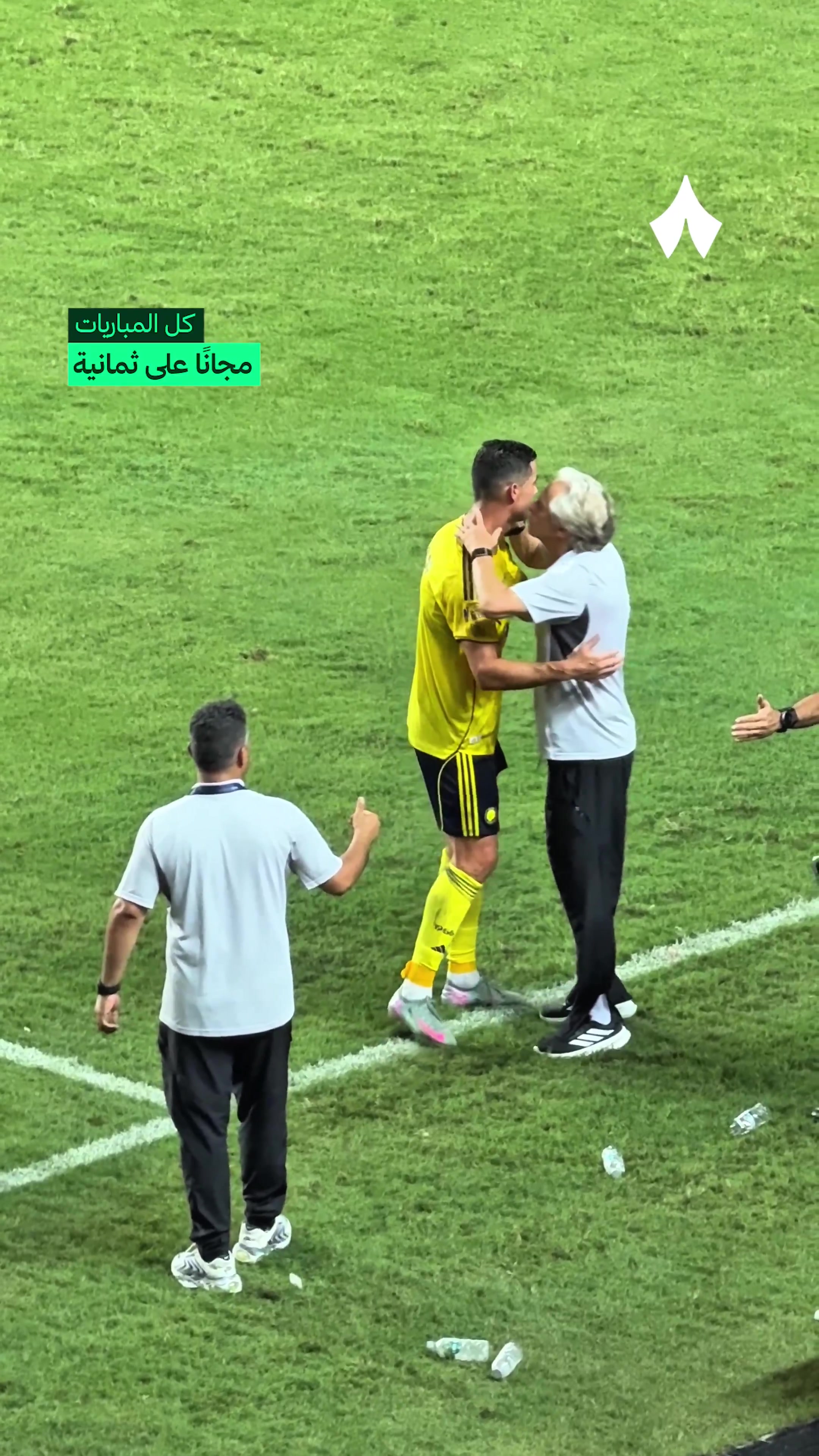 C罗被换下场时主教练深情亲吻其面颊，彰显为执教他不远万里而来的决心